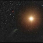 Vue de la Terre, cette fois. L'astrophotographe Damian Peach a imagé la comète Siding Spring, quelques heures avant sa rencontre avec Mars.