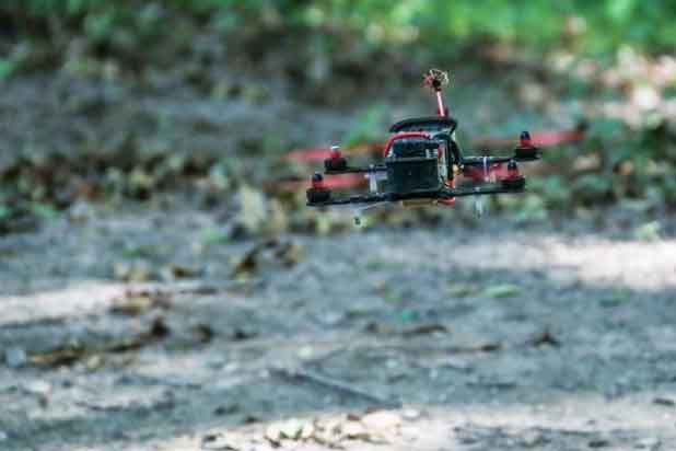 Des courses de drones en forêt façon Star Wars