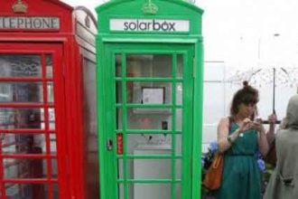 L'ancienne et la nouvelle cabine téléphonique londonienne.