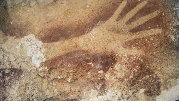Empreinte de main datant de 39 900 ans, dans l'île de Sulawesi.