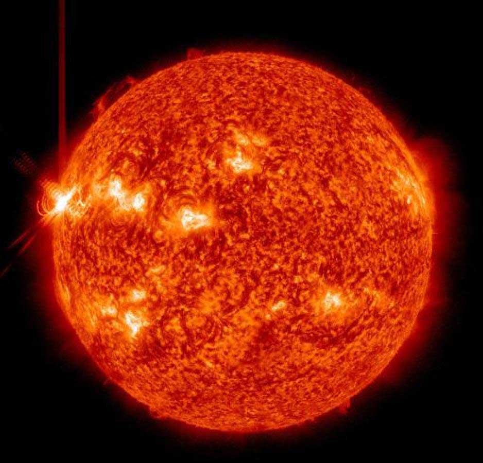 une image de la nasa montre une iruption solaire le 14 mai 2013