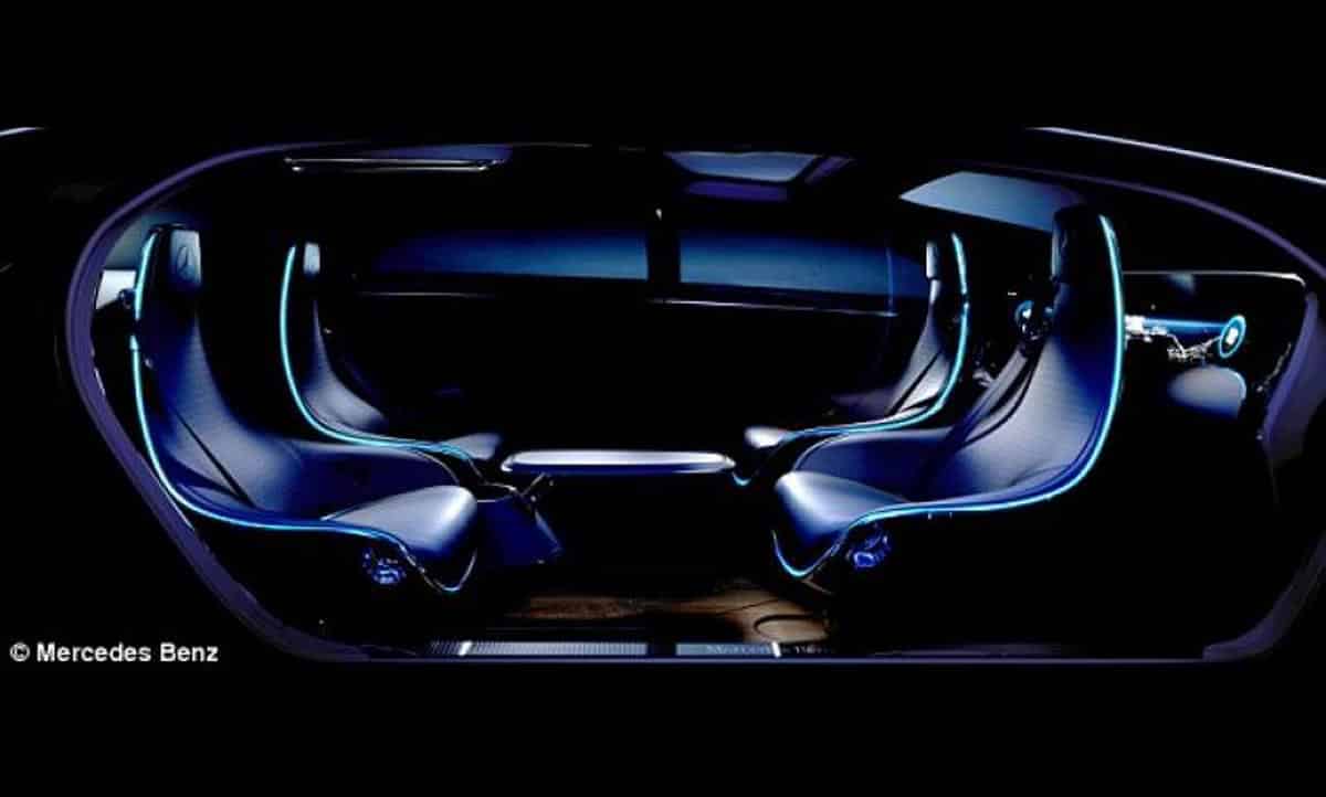 La voiture du futur semble à un salon : Mercedes dévoile la première machine sans conducteur, avec fauteuils pivotants, tables à café et haute technologie