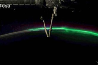 Lever de soleil sur ISS entouree par des aurores boreales