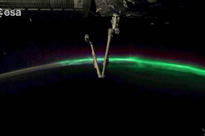 Lever de soleil sur ISS entouree par des aurores boreales