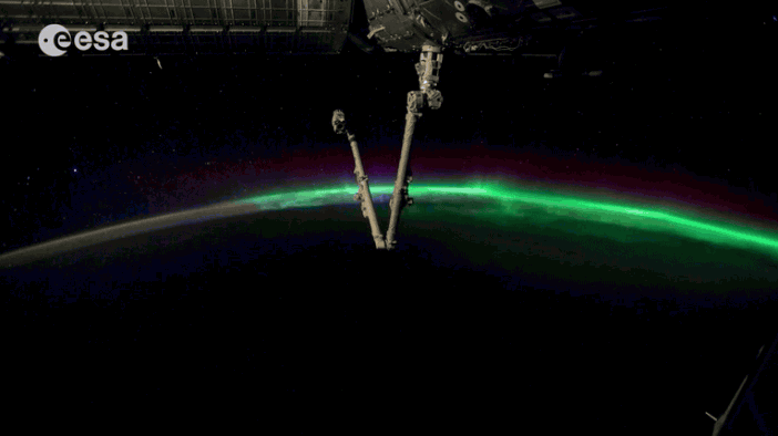 Lever de soleil sur l'ISS, entourée par des aurores boréales.
