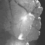 L'image montre le Perihelion Cliff, un des murs à côté de Philae. Les marques lumineuses sont des reflets de l'atterrisseur.