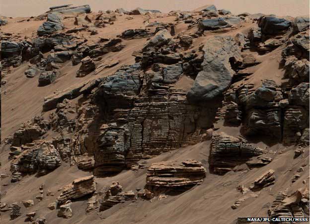 Curiosity a observé des rochers stratifiés spectaculaires, la conséquence de l'activité passée de l'eau.