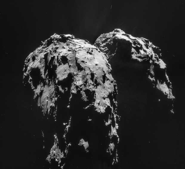La distorsion au bas de cette image mosaïque de la comète 67P/Churyumov-Gerasimenko prise le 1er décembre 2014 a nécessité des ajustements de la rotation de la sonde Rosetta. Crédit : ESA/Rosetta/NAVCAM – CC BY-SA 3.0 d'IGO.