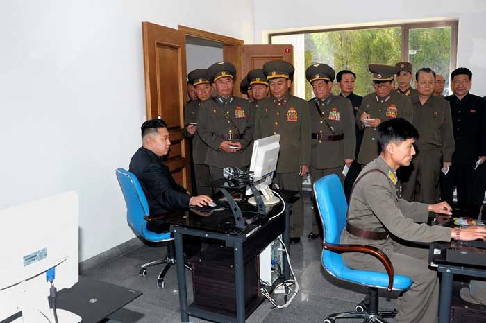 leader nord coreen Kim Jong un ordinateur des forces aeriennes et anti aeriennes armee populaire coreenne