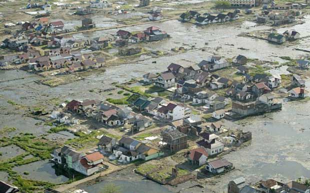 Maisons près de la capitale provinciale de Banda Aceh, en Indonésie. Six mois après le tsunami, elles étaient toujours entourées d'eau stagnante et de boue. Photo aérienne prise le 14 juin 2005.