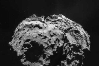 Mosaïque de la comète 67P/Churyumov-Gerasimenko prise le 2 décembre 2014 par la sonde Rosetta. La zone ombrée est le cratère où Philae est censée être. Crédit : ESA/Rosetta/NAVCAM – CC BY-SA 3.0 d'IGO.