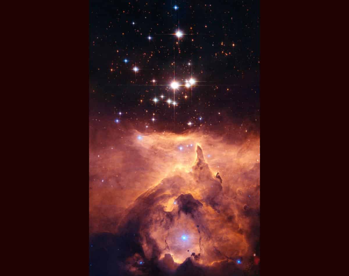 10. L'amas d'étoiles Pismis 24 se trouve au cœur de la grande nébuleuse NGC 6357. Une partie de la nébuleuse est ionisée par les plus jeunes étoiles lourdes. L'intense rayonnement ultraviolet des étoiles chauffe le gaz entourant le cluster et crée une bulle dans NGC 6357. La présence de ces nuages rend difficile l'observation de la région. (Photo : NASA, ESA et Jesús Maíz Apellániz)