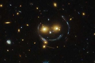L'amas de galaxies SDSS J1038+4849 semble sourire (Photo: NASA)