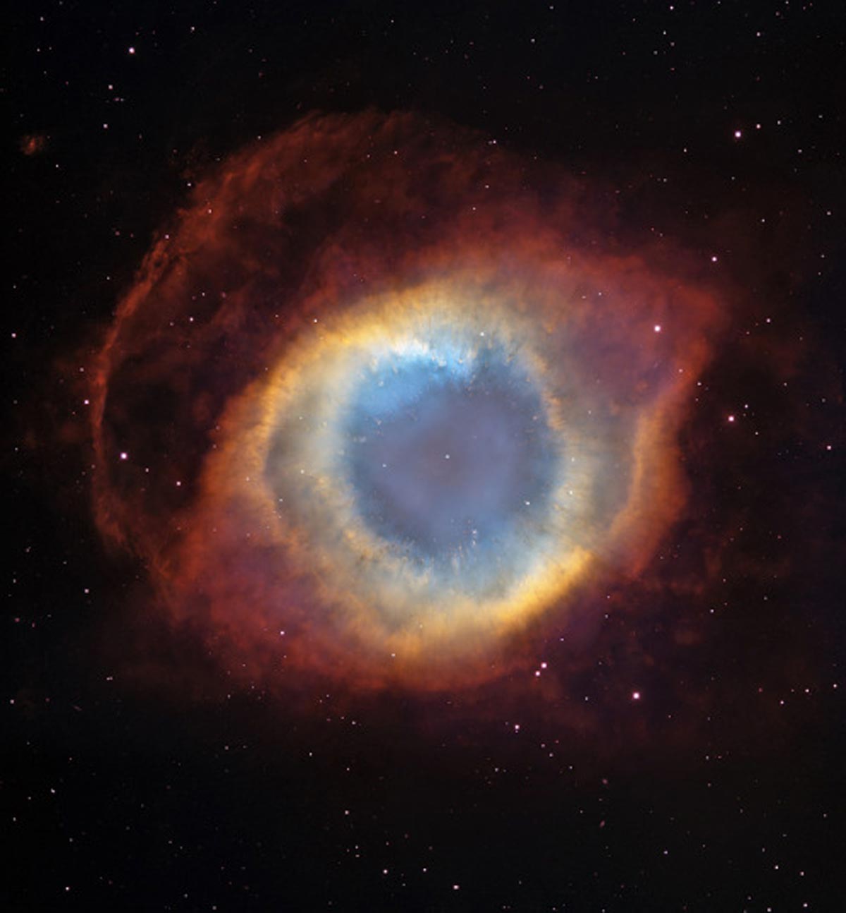 5. Cette image composite représente une vue de la nébuleuse Hélix. L'objet est si grand qu'il a fallu combiner l'image de Hubble à celle du télescope de Cerro Tololo Inter-American Observatory au Chili. L'hélice est une nébuleuse planétaire avec une enveloppe gazeuse rougeoyante expulsée par une étoile mourante. (Photo : NASA/ESA/Hubble)