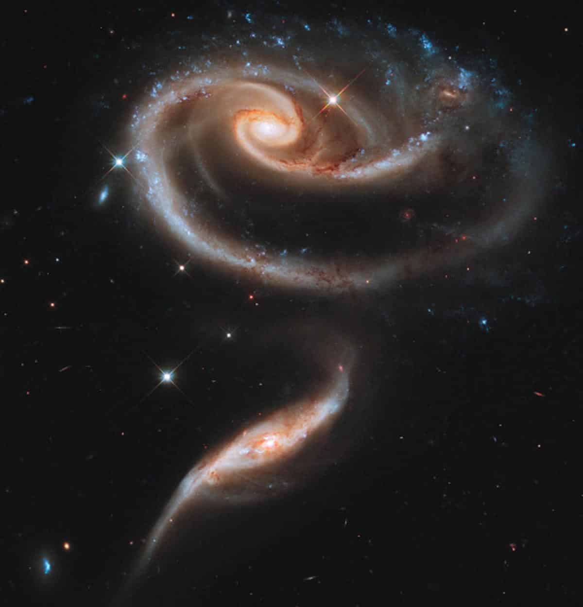 11. Cette image d'une paire de galaxies en interaction appelée Arp 273 a été publiée pour célébrer le 21e anniversaire du lancement de Hubble. (Photo : NASA/ESA/Hubble)