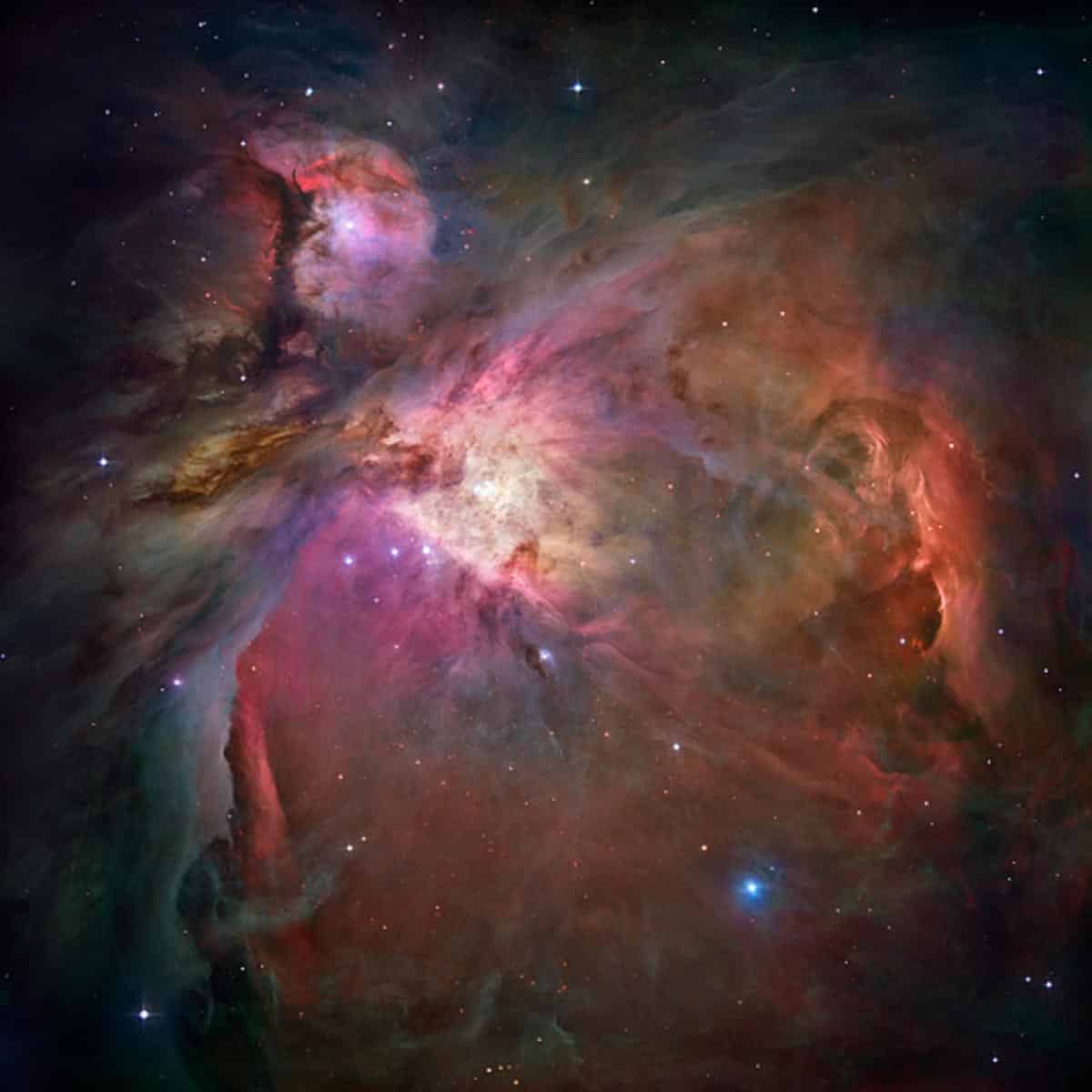 21. La nébuleuse d'Orion. Une image qui a plus de 3 000 étoiles de tailles différentes. (Photo : NASA/ESA/Hubble)