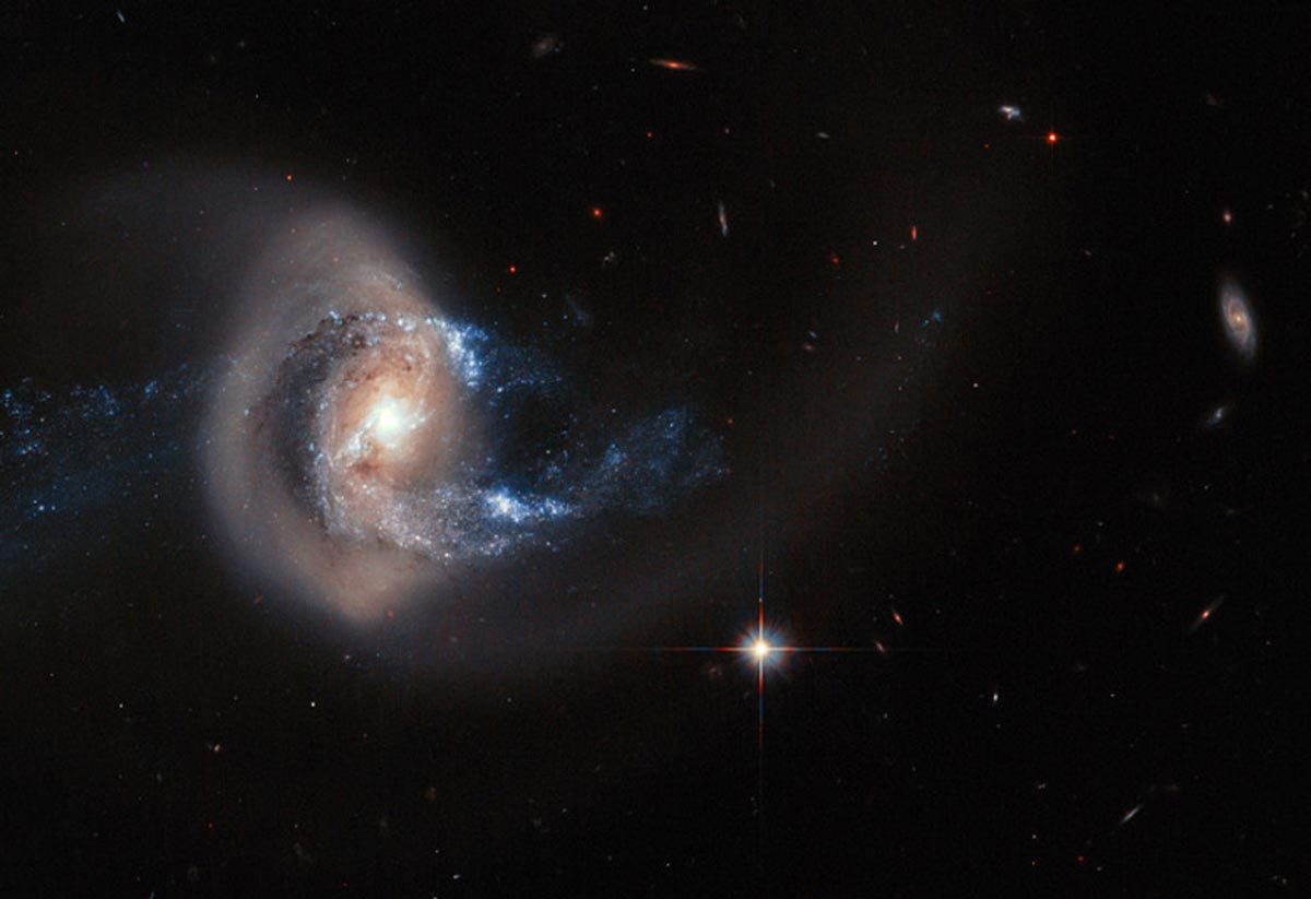 22. NGC 7714 est une galaxie spirale située à environ 100 millions d'années-lumière de la terre (Photo : NASA/ESA/Hubble)