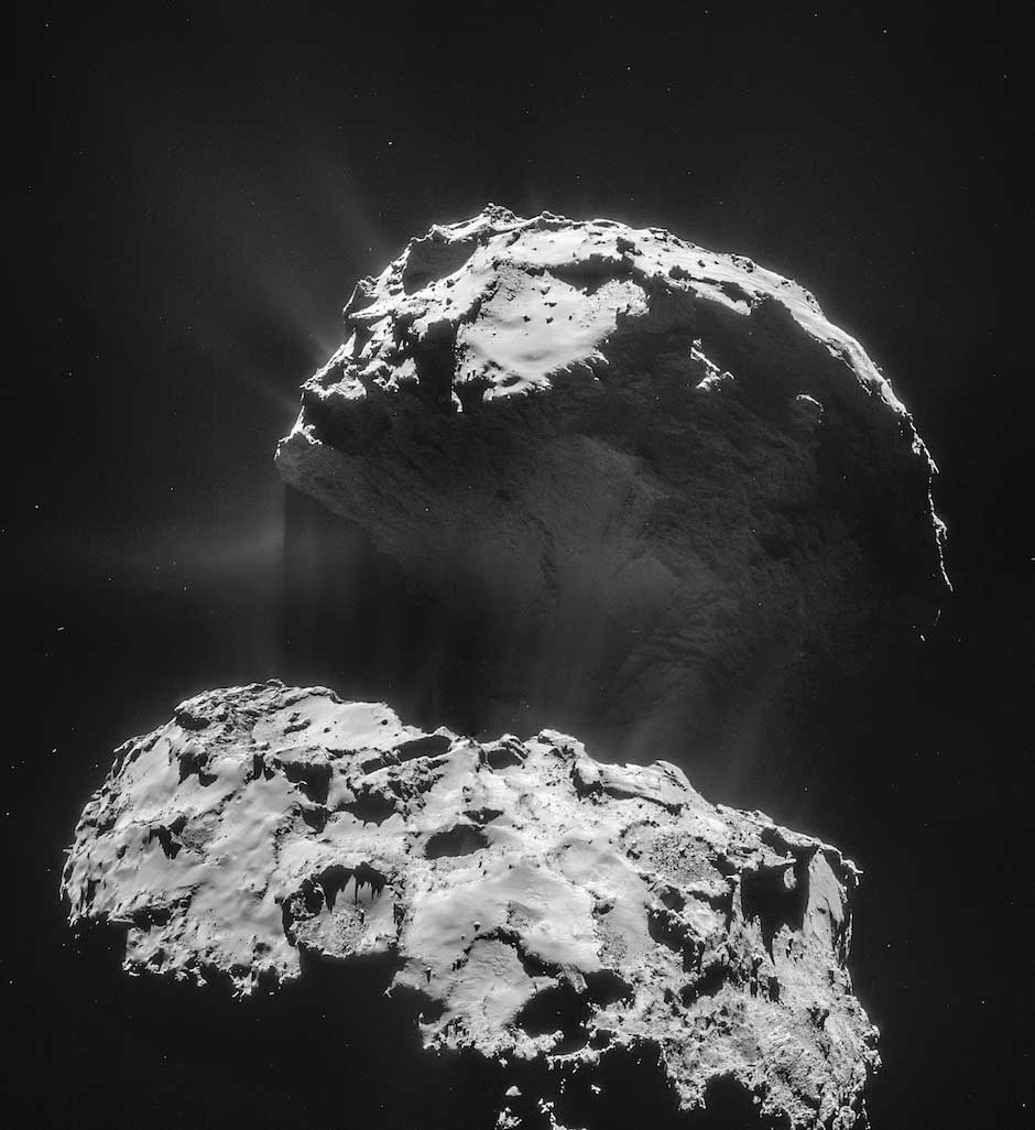 Panaches de gaz et de poussière apparaissent autour du noyau de la comète 67P. Image prise le 3 février à une distance de 28,7 km du centre de la comète. (Crédit : ESA/Rosetta/NAVCAM)