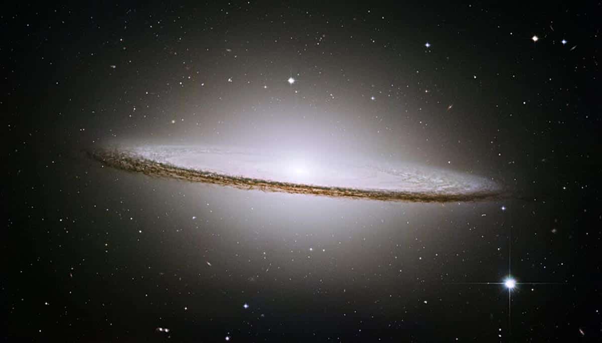 6. Le télescope Hubble a pris une image très nette de l'une des galaxies les plus majestueuses et photogénique, la galaxie du Sombrero, Messier 104 (M104). Le signe distinctif de la galaxie est un brillant noyau blanc, bulbeux, encerclé par des voies de poussière épaisse comprenant la structure en spirale de la galaxie. (Photo : NASA/ESA/Hubble)