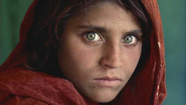 la jeune afghane aux yeux verts est accusee davoir obtenu de faux papiers