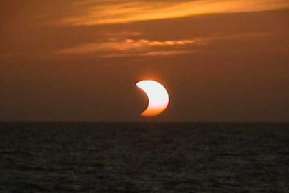 Éclipse partielle du soleil.