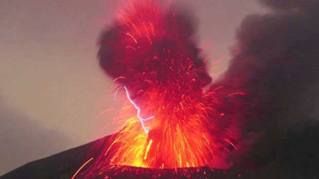 Un spectaculaire orage volcanique immortalisé au Japon