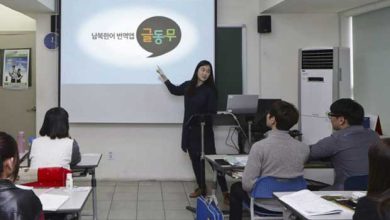 Des réfugiés Nord-Coréens recoivent une formation pour utiliser l'application Univoca.