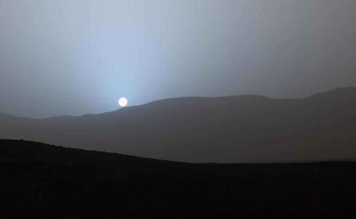 Mars : Curiosity immortalise un splendide coucher de soleil bleuté