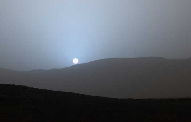 Curiosity photographie un magnifique coucher de Soleil bleuté sur Mars