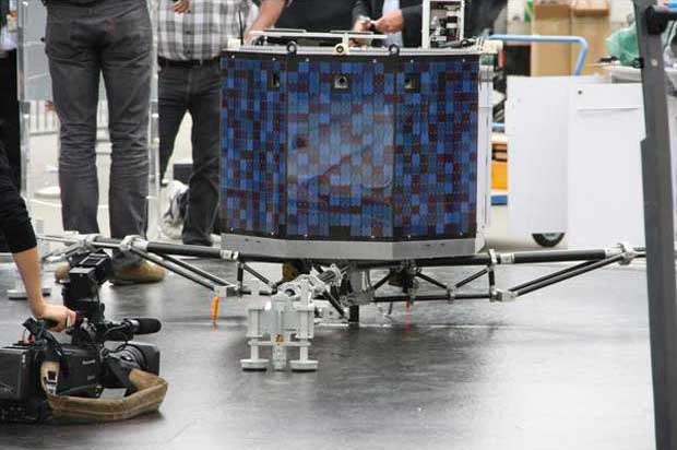Le sosie du robot Philae s'est posé sur les Champs-Élysées