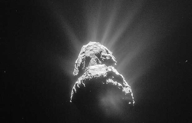 Image de la comète 67P/Churyumov-Gerasimenko prise par la sonde Rosetta le 28 avril, à 151 km de distance.