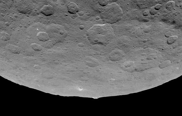 Cette photo de Cérès prise par la sonde Dawn le 14 juin montre une mystérieuse montagne en forme de pyramide au milieu d'une zone plate.