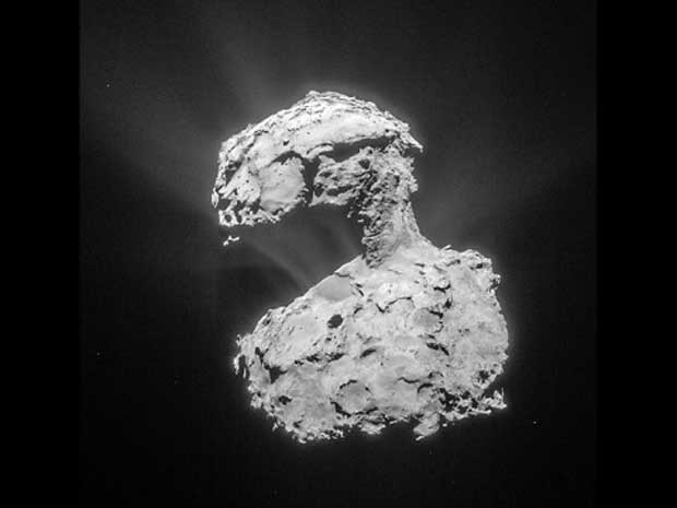 Image prise par la Navcam de Rosetta le 14 mars 2015, à une distance d'environ 86 kilomètres du centre de la comète 67P/Churyumov-Gerasimenko. Le cliché possède une résolution de 7 mètres par pixel, il est traité pour faire ressortir les détails de l'activité de la comète. (ESA / Rosetta / NAVCAM)