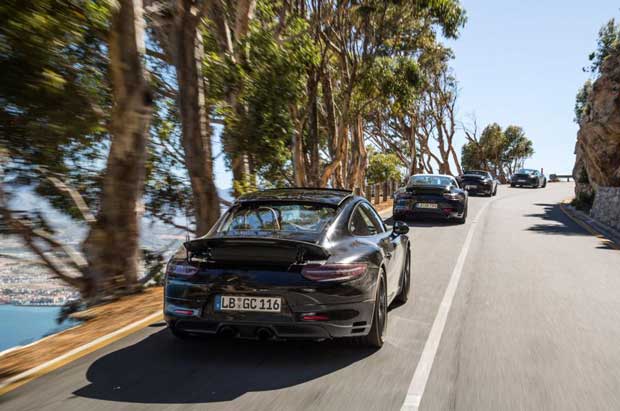 Porsche dévoile la nouvelle 911, encore sous camouflage
