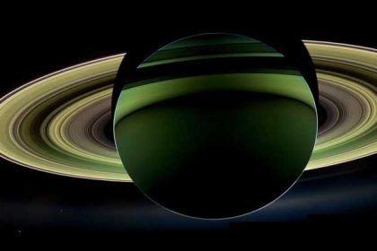 La planète Saturne, vue de la sonde Cassini, en 2012, alors que le Soleil se trouve derrière.