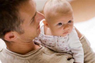 La paternité avant 25 ans augmente le risque de mort prématurée