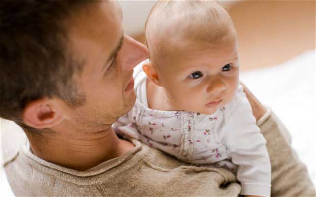 La paternité avant 25 ans augmente le risque de mort prématurée