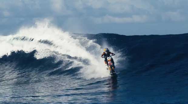 Surf : il prend la vague avec… une moto !