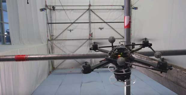 Vidéo saisissante de la construction d'un pont de corde par des drones