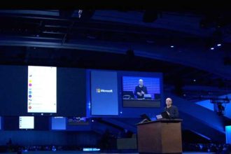 Microsoft : Satya Nadella utilise un iPhone pour sa présentation !
