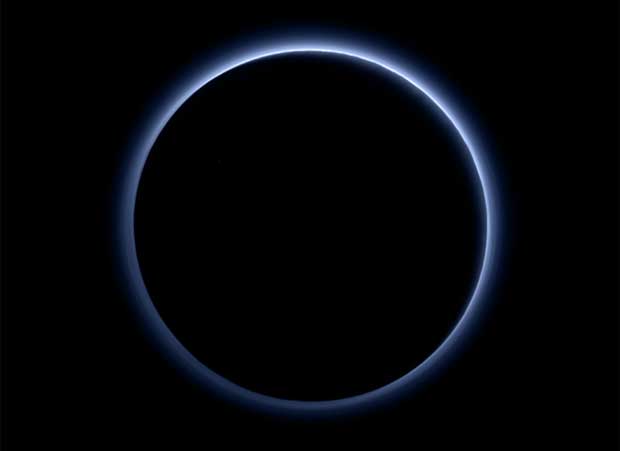 Le ciel de Pluton est bleu selon la NASA !
