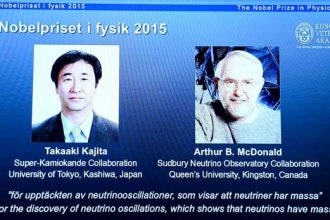 Les portraits des co-lauréats du prix Nobel de physique le Japonais Takaaki Kajita (g) et le Canadien, Arthur B McDonald, le 6 octobre 2015 à Stockholm.