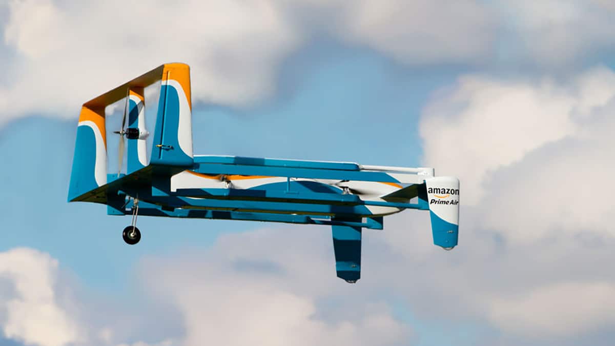 Une famille reçoit une paire de chaussures de football grâce à un drone Amazon