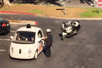 Un policier arrête Google Car pour excès de lenteur
