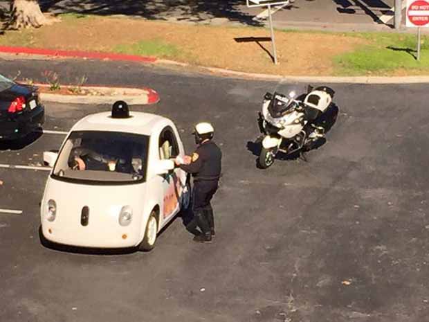 Un policier arrête Google Car pour excès de lenteur