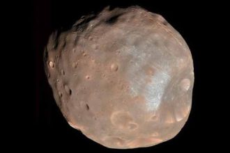 Phobos est l'une des deux lunes de Mars, avec Deimos.
