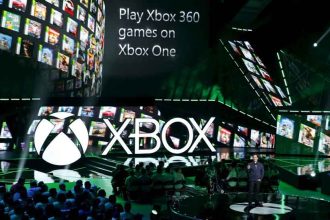 Phil Spencer, le responsable de la Xbox, lors de l'annonce de la rétrocompatibilité des jeux Xbox 360 sur la Xbox One lors de l'E3 de Los Angeles en juin 2015.