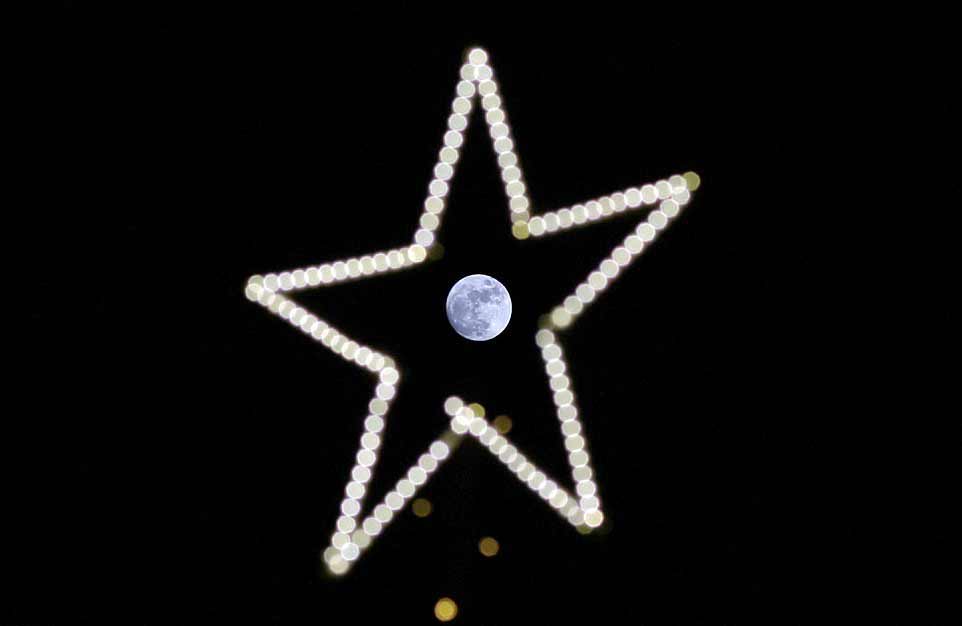 À Beyrouth, la pleine Lune vue à travers une étoile de décoration de Noël