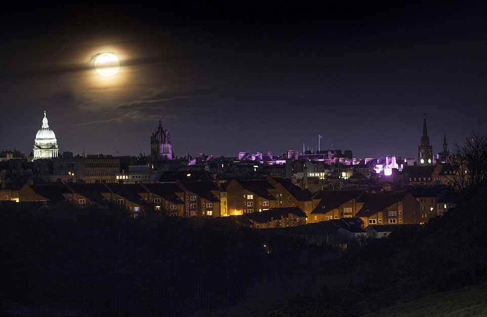 La pleine Lune au-dessus d'Édimbourg