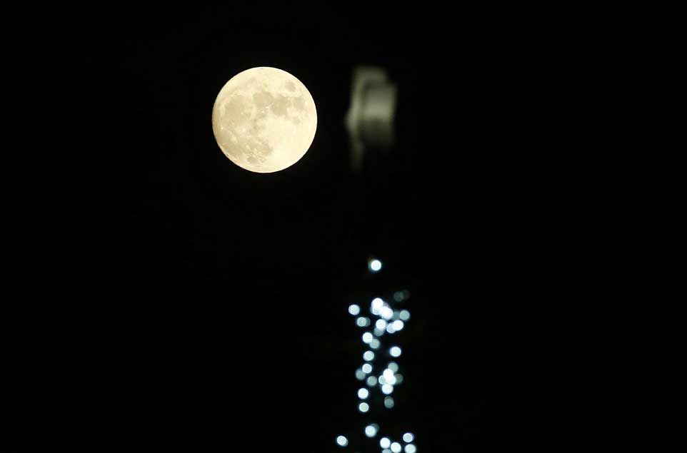 La pleine Lune au-dessus d'un arbre de Noël à Londres
